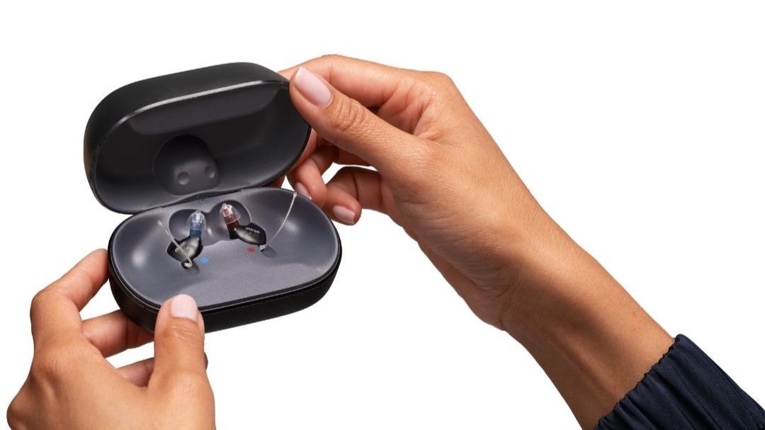 Oticon Zeal Ladecase in der Hand